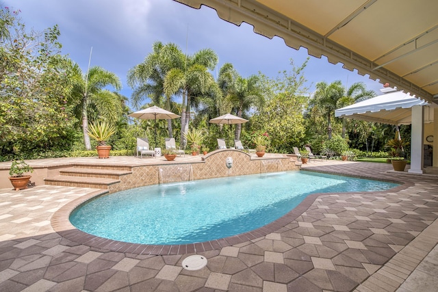 7656 Steeplechase Dr, Palm Beach Gardens, FL 33418 - outdoor pool with a patio area