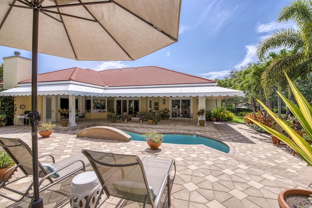 7656 Steeplechase Dr, Palm Beach Gardens, FL 33418 - outdoor pool with a patio area and outdoor dining space