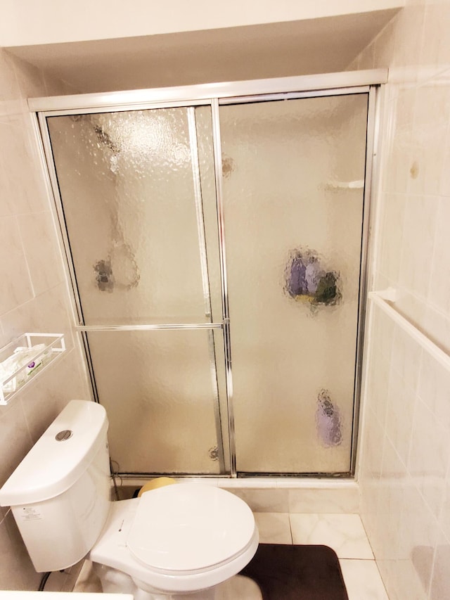 708 Laconia Cir Unit 708, Lake Worth, FL 33467 - full bath featuring tile walls, toilet, a shower stall, and tile patterned floors