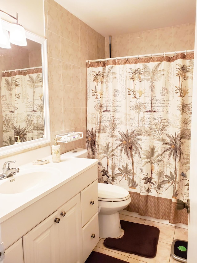 708 Laconia Cir Unit 708, Lake Worth, FL 33467 - full bath with vanity, toilet, tile patterned floors, tile walls, and a shower with shower curtain