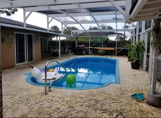 948 Canal Cir, Sebastian, FL 32958 - swimming pool featuring a patio area and glass enclosure