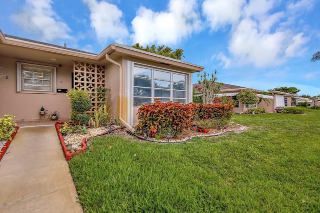 1232 W Club Dr W Unit D, Delray Beach, FL 33445 - view of side of home featuring stucco siding and a yard