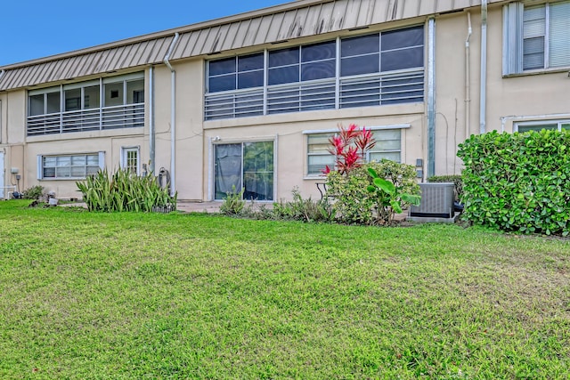 10789 N Military Trl Unit 3, Palm Beach Gardens, FL 33410 - back of property with central air condition unit, a yard, and stucco siding