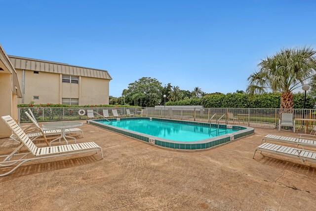 10789 N Military Trl Unit 3, Palm Beach Gardens, FL 33410 - community pool with a patio