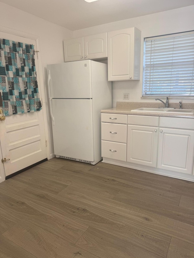 10789 N Military Trl Unit 3, Palm Beach Gardens, FL 33410 - kitchen featuring freestanding refrigerator, a sink, white cabinets, light countertops, and wood finished floors