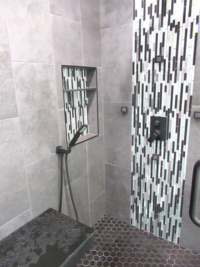 334 Brookedge Ter, Sebastian, FL 32958 - full bathroom with a tile shower