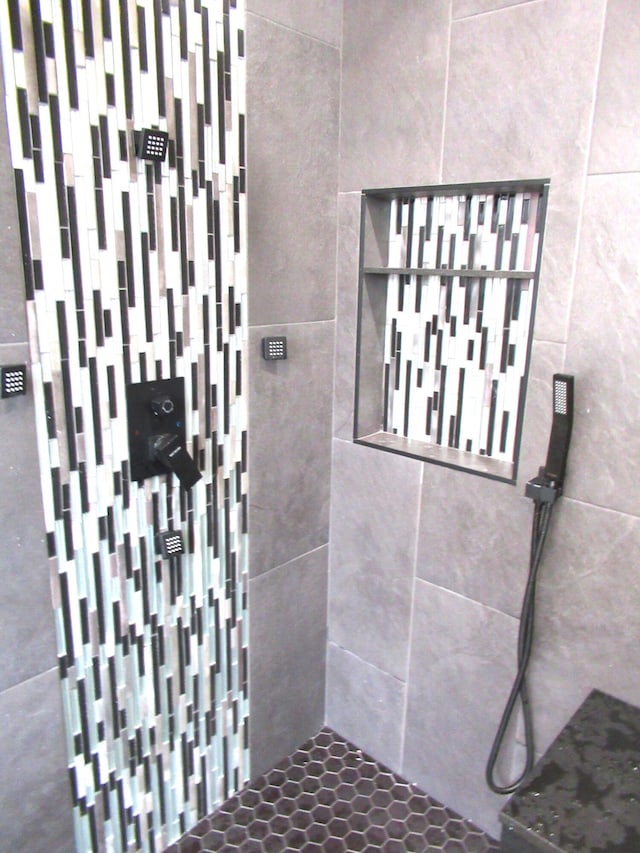 334 Brookedge Ter, Sebastian, FL 32958 - bathroom featuring a tile shower