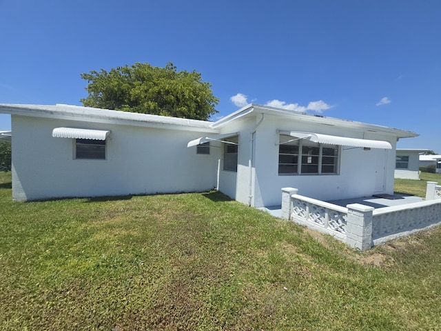 1003 SW 7th Ave, Boynton Beach, FL 33426 - view of side of home with a yard and stucco siding