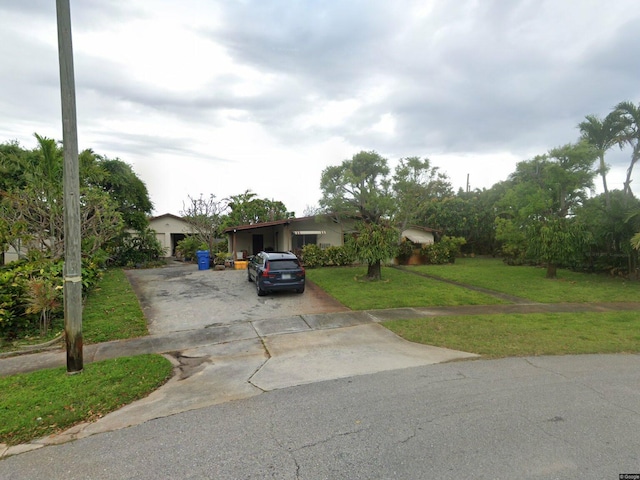 943 W Duval St, Lantana, FL 33462 - view of front of home featuring driveway and a front yard