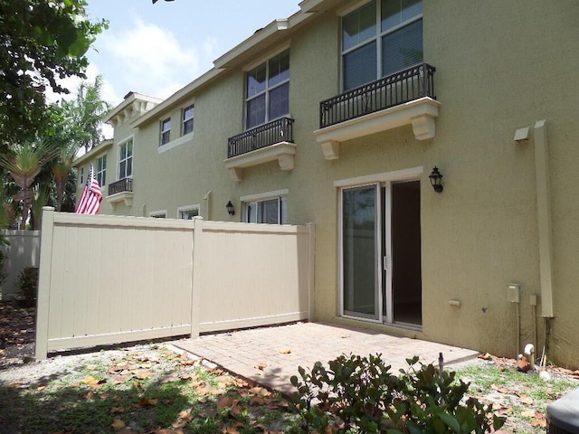 328 Lake Monterey Cir, Boynton Beach, FL 33426 - rear view of property with stucco siding and a patio
