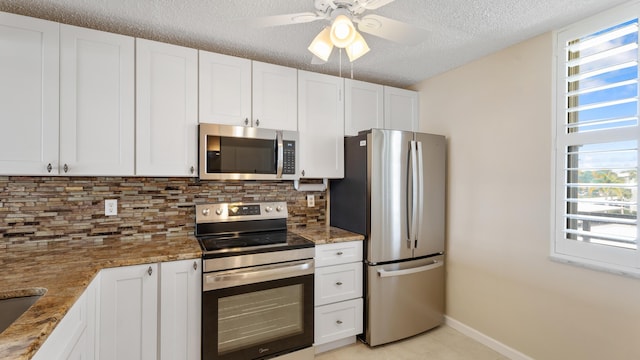 1950 SW Palm City Rd Unit 8302, Stuart, FL 34994 - kitchen with stainless steel appliances, healthy amount of natural light, decorative backsplash, a textured ceiling, and a ceiling fan