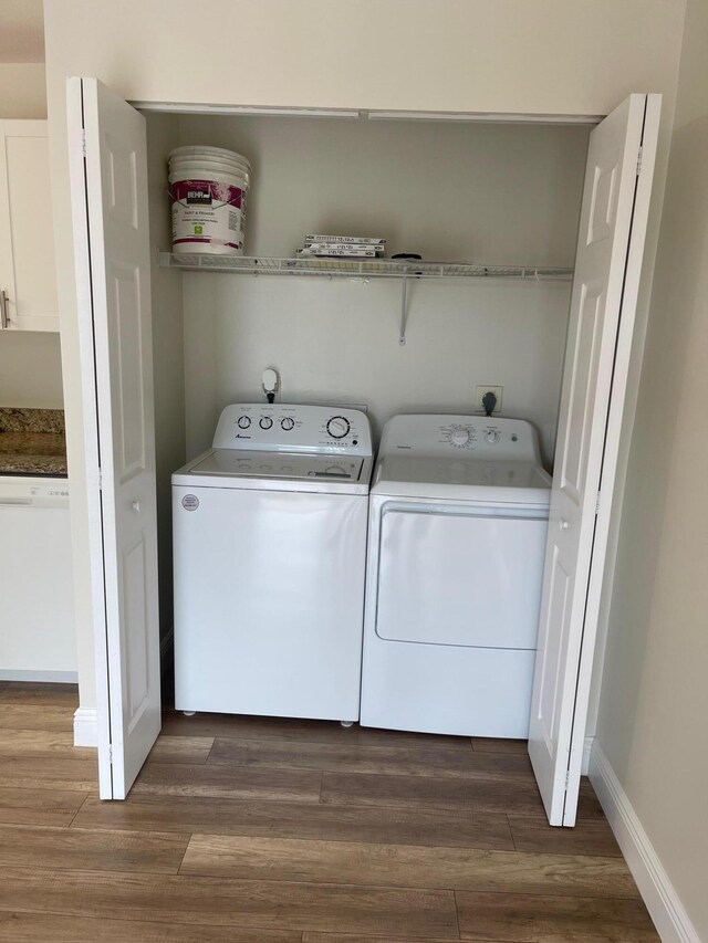 639 Executive Center Dr Unit O-204, West Palm Beach, FL 33401 - laundry area with washer and dryer, dark wood-type flooring, and baseboards