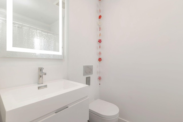 711 Ardmore Rd, West Palm Beach, FL 33401 - full bath with vanity, toilet, ornamental molding, and a shower with curtain