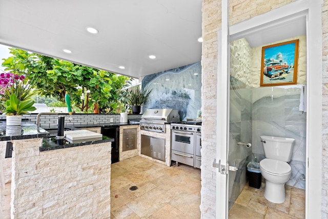 936 Upland Rd, West Palm Beach, FL 33401 - view of patio with a sink