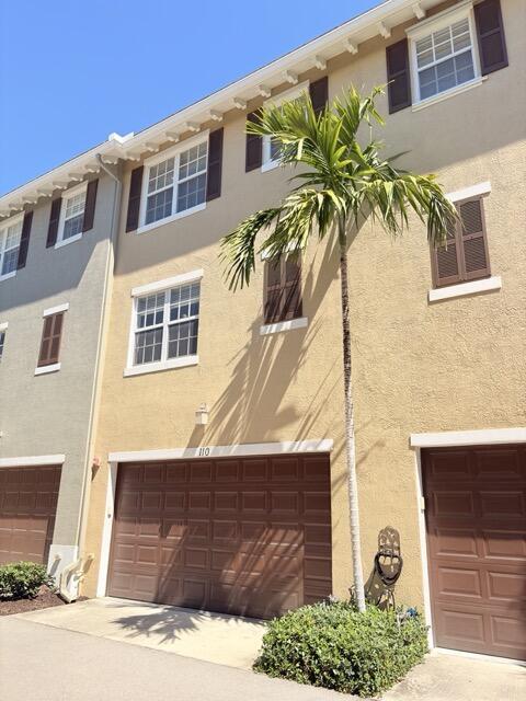 110 W Coda Cir Unit 110, Delray Beach, FL 33444 - townhome / multi-family property featuring stucco siding and a garage