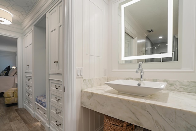 6000 Eagles Nest Dr, Jupiter, FL 33458 - bathroom featuring wood finished floors, vanity, ornamental molding, ensuite bathroom, and recessed lighting