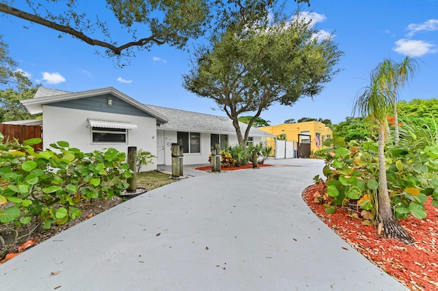 522 Evergreen Dr, Lake Park, FL 33403 - view of front of property with stucco siding and a shingled roof