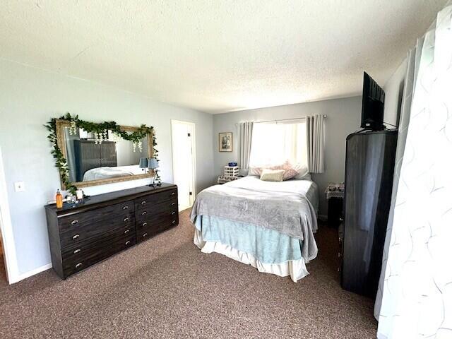 127 Berkshire F, West Palm Beach, FL 33417 - carpeted bedroom with a textured ceiling