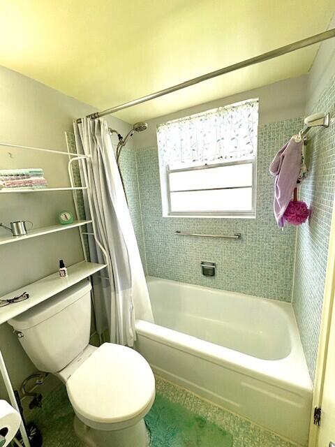 127 Berkshire F, West Palm Beach, FL 33417 - full bath featuring toilet and shower / bath combo