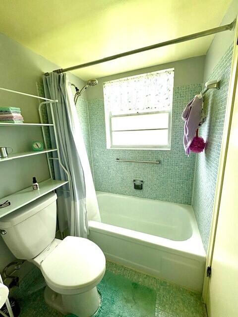 127 Berkshire F, West Palm Beach, FL 33417 - full bathroom featuring shower / bathtub combination with curtain and toilet