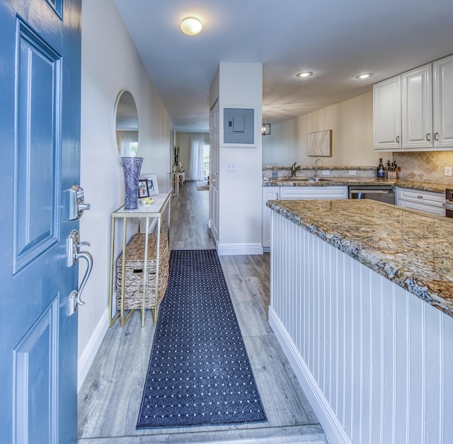 1428 S Lakeside Dr Unit 31, Lake Worth Beach, FL 33460 - kitchen featuring light wood finished floors, stainless steel dishwasher, baseboards, a sink, and recessed lighting