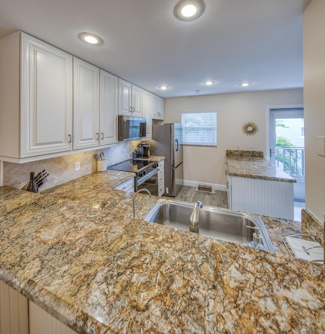 1428 S Lakeside Dr Unit 31, Lake Worth Beach, FL 33460 - kitchen featuring stainless steel appliances, baseboards, healthy amount of natural light, a sink, and recessed lighting