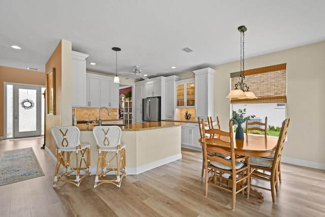 256 Coconut Pt, Jupiter, FL 33458 - dining space featuring light wood-style floors, recessed lighting, ceiling fan, and baseboards