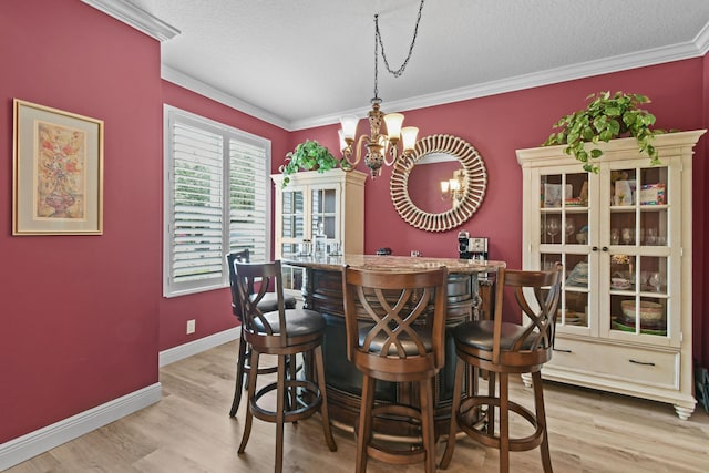 256 Coconut Pt, Jupiter, FL 33458 - dining room featuring a bar, crown molding, wood finished floors, a chandelier, and a textured ceiling