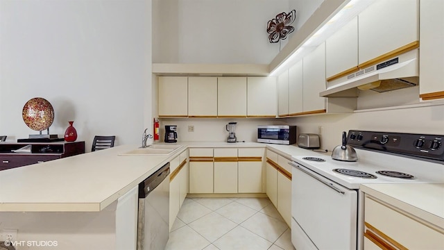 8912 Thumbwood Cir Unit C, Boynton Beach, FL 33436 - kitchen featuring appliances with stainless steel finishes, under cabinet range hood, a sink, a peninsula, and light countertops