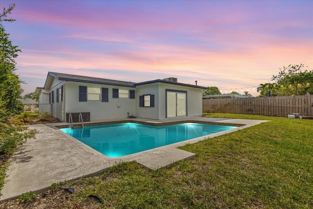 533 Riverside Dr, Palm Beach Gardens, FL 33410 - rear view of house featuring a fenced backyard and a patio area