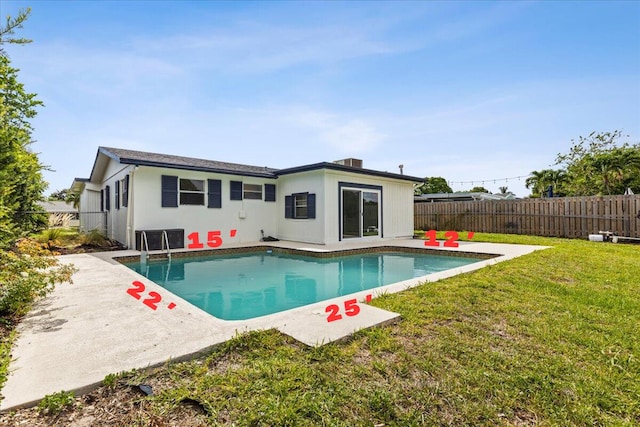 533 Riverside Dr, Palm Beach Gardens, FL 33410 - back of property featuring a fenced backyard and a patio
