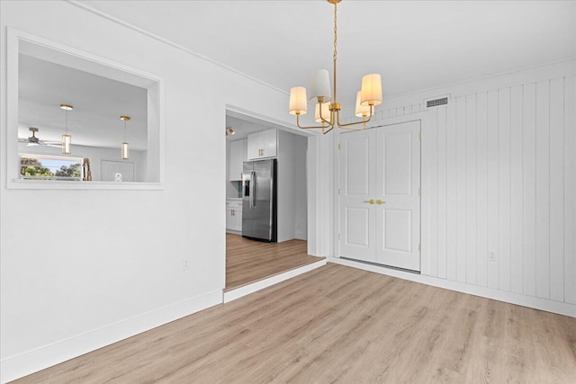 533 Riverside Dr, Palm Beach Gardens, FL 33410 - unfurnished dining area featuring a chandelier, light wood-style floors, and ceiling fan