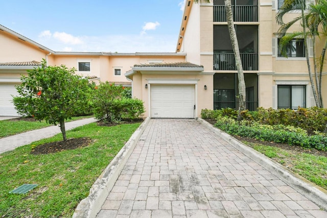 2916 Tuscany Ct Unit 104, Palm Beach Gardens, FL 33410 - townhome / multi-family property featuring stucco siding, decorative driveway, and an attached garage
