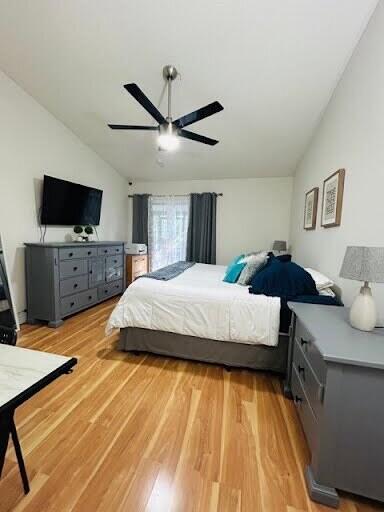 7624 Pinewalk Dr S Unit 147, Margate, FL 33063 - bedroom featuring vaulted ceiling, light wood-style flooring, and a ceiling fan