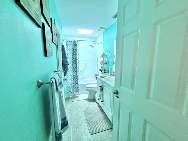 125 Capri Ave, Sebastian, FL 32958 - bathroom featuring shower / bathtub combination with curtain, vanity, and toilet
