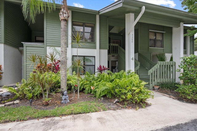5200 SE Seascape Way Unit 201, Stuart, FL 34997 - entrance to property with a porch and stucco siding