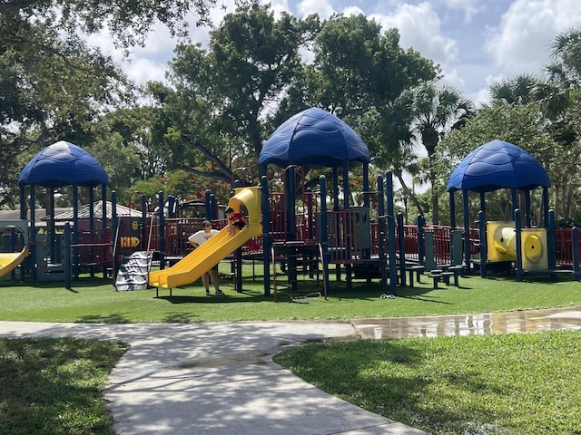 2020 Lake Osborne Dr Unit 10, Lake Worth, FL 33461 - community playground featuring a yard