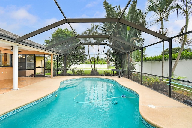 515 SE Nome Dr, Port Saint Lucie, FL 34984 - swimming pool featuring a patio and glass enclosure