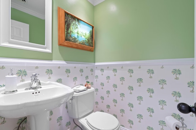 4633 Holly Dr, Palm Beach Gardens, FL 33418 - bathroom with toilet, a sink, ornamental molding, and wallpapered walls