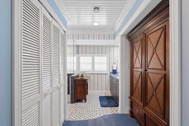 4633 Holly Dr, Palm Beach Gardens, FL 33418 - hall featuring wallpapered walls and ornamental molding