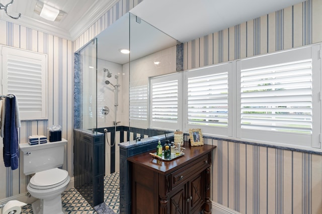 4633 Holly Dr, Palm Beach Gardens, FL 33418 - bathroom with a tile shower, toilet, ornamental molding, and wallpapered walls
