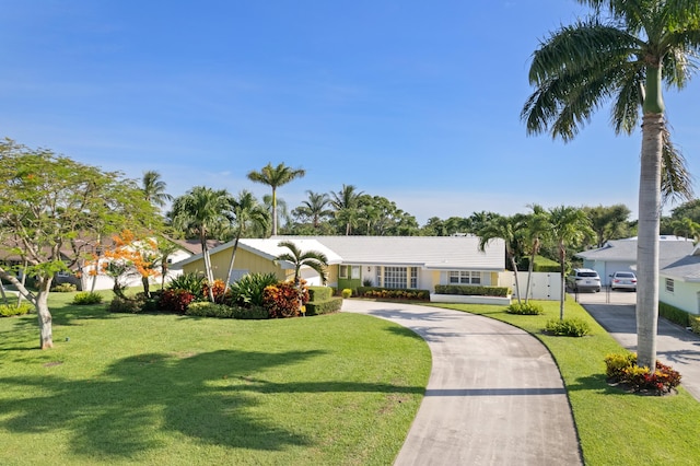 4633 Holly Dr, Palm Beach Gardens, FL 33418 - single story home featuring curved driveway and a gate
