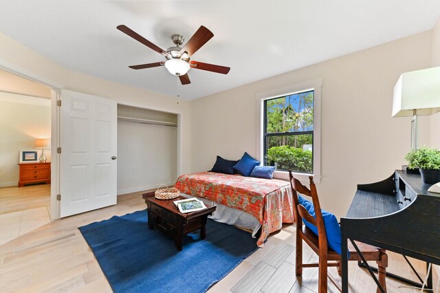 17183 76th St N, Loxahatchee, FL 33470 - bedroom featuring a closet, light wood-style flooring, a ceiling fan, and baseboards