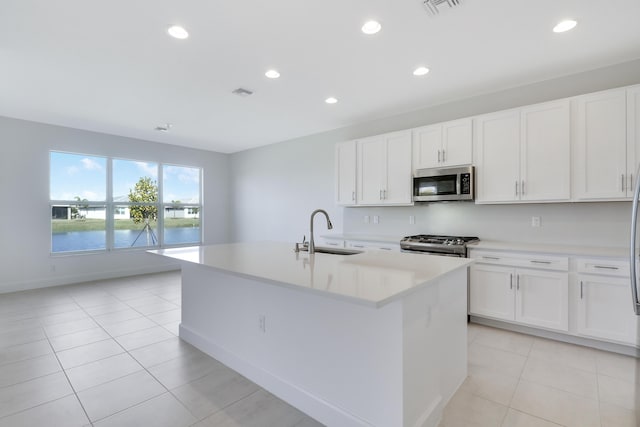 13439 SW River Rock Rd, Port Saint Lucie, FL 34987 - kitchen featuring appliances with stainless steel finishes, a sink, recessed lighting, a kitchen island with sink, and light countertops