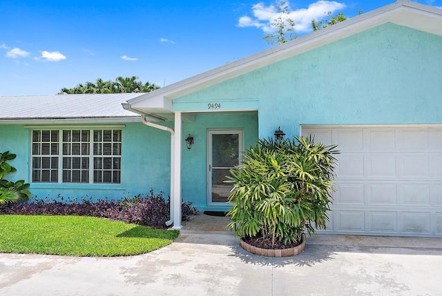 9494 SE Cove Point St, Jupiter, FL 33469 - doorway to property featuring stucco siding and a garage
