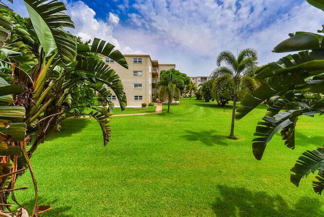 2615 NE 3rd Ct Unit 217, Boynton Beach, FL 33435 - surrounding community featuring a yard