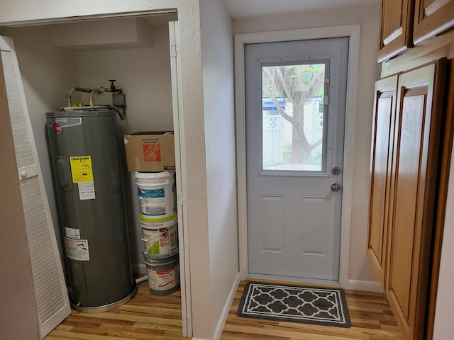 510 N 5th St, Lantana, FL 33462 - entryway featuring electric water heater, light wood-style floors, and baseboards