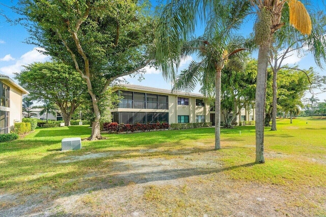 36 Stratford Ln Unit H, Boynton Beach, FL 33436 - view of front facade with a front lawn and stucco siding
