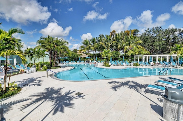 36 Stratford Ln Unit H, Boynton Beach, FL 33436 - community pool with a patio