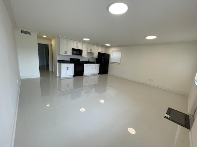 1225 NW 21st St NW Unit 15-1505, Stuart, FL 34994 - kitchen with black appliances, recessed lighting, baseboards, a sink, and dark countertops